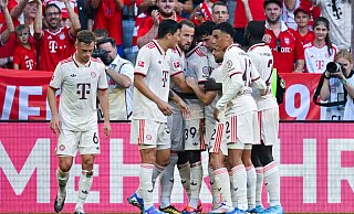 Bayern-Profi Joshua Kimmich (l) beim Münchner Torjubel nach dem 1:0 von Harry Kane. - Sven Hoppe/dpa