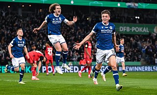 Arminia Bielefelds Maximilian Großer (r.) schreit die Freude über sein Tor zum 2:1 im DFB-Pokal-Halbfinale lauthals heraus. - Teresa Kroeger