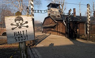 Der Eingang zum Konzentrationslager Auschwitz: Heute ist das ehemalige Todeslager im polnischen Auschwitz eine Gedenkstätte. Jedes Jahr kommen Tausende Jugendliche aus der ganzen Welt dorthin. Sie schauen sich die übrig gebliebenen Gebäude an und gedenken der Opfer. - dpa