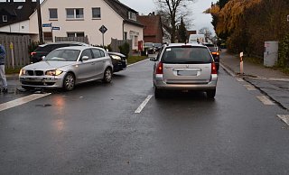 Bei diesem Unfall auf der Bünder Straße/Ecke Gehlenbnrink wurde ein 61-jähriger Spenger leicht verletzt. - Polizei Herford