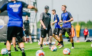SCP-Trainer Lukas Kwasniok, hier beim Trainingsauftakt mit Neuzugang Jasper van der Werff (r.), ist mit dem bisherigen Verlauf der Vorbereitung sehr zufrieden. - Besim Mazhiqi