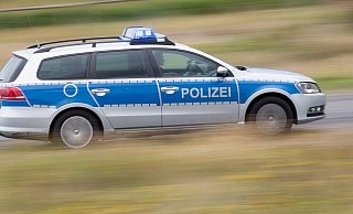 Mehrere Autofahrer müssen sich jetzt wegen Trunkenheit am Steuer verantworten und teilweise länger auf ihrer Führerscheine verzichten. - picture alliance / dpa (Symbolbild)