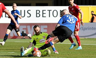 SCP-Stürmer Felix Platte (r.) hatte zuletzt kein Glück im Abschluss. Hier scheitert er im Eins-gegen-Eins-Duell an Düsseldorfs Keeper Florian Kastenmaier. - IMAGO/Ulrich Hufnagel