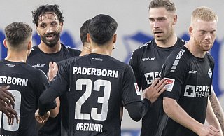 SCP-Angreifer Adriano Grimaldi (2. v. l.) und sein Sturmkollege Felix Platte (2. v. r.) schossen Paderborn zum Sieg beim KSC. - picture alliance/dpa