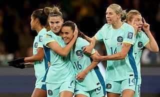 Australiens Hayley Raso (M) jubelt mit ihren Mitspielerinnen über einen Treffer. - Hamish Blair/AP/dpa