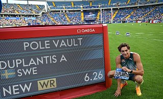 Armand Duplantis sprang schon seinen dritten Weltrekord in dieser Saison. - Adam Warzawa/PAP/dpa