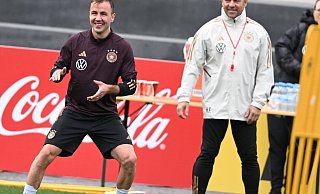 Mario Götze (l) sucht spielerisch noch nach seiner Rolle in der DFB-Elf - neben dem Platz hat er sie gefunden. - Arne Dedert/dpa