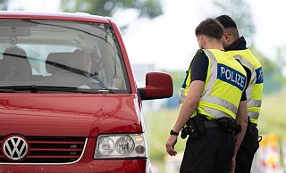Bundespolizisten haben an den Außengrenzen zu Bayern mehr als 30 mutmaßlich gewaltbereiten Fußballfans die Einreise verweigert. - Sebastian Kahnert/dpa