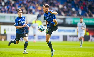 Die Paderborner Mittelfeld-Asse Julian Justvan (M.) und Florent Muslija (hinten l.) haben ihre Erkältungen halbwegs auskuriert und dürften am Samstag in Rostock einsatzbereit sein. - Besim Mazhiqi