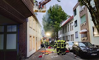 Die Löscharbeiten ziehen sich bis in den Nachmittag. - Claus Frickemeier