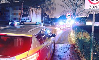Weil ein Zeuge ein Feuer in einer Wohnung gesehen haben wollte, wurden Feuerwehr und Polizei an die Waldbadstraße gerufen. - Feuerwehr