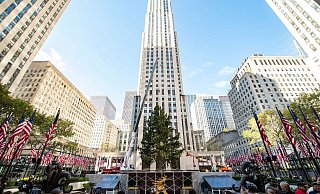 Die Fichte aus Queensbury wird mit einem Kran auf der Rockefeller Plaza aufgerichtet. - Diane Bondareff/FR81453 AP/dpa
