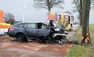 Beim Anprall an den Straßenbaum wurde der Renault Laguna im Frontbereich komplett zerstört. - Ralph Meyer