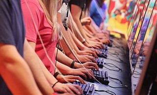 Jung und meist männlich: Besucherinnen und Besucher der Gamescom (Archivbild) - Oliver Berg/dpa