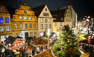 Blick auf den Weihnachtsmarkt auf dem Alten Markt in Bielefeld. - BARBARA FRANKE