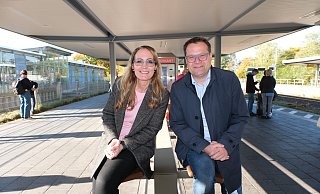 Claudia Heck und Lars Bökenkröger lehnen sich an den neuen Sitzgelegenheiten auf dem Bahnsteig aus Bambusholz an. - Ulf Hanke