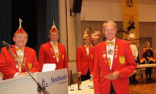 Hans Melcher (r.) wird aus dem Elferrat verabschiedet. Der Vorsitzende Peter Josephs und Vize Lars Rodewald (v.l.) danken ihm für 32 Jahren Engagement. - Regina Brucksch