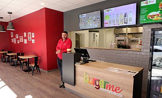 Erdal Ekinci aus Hannover hat seinen "Burgerme" an der Rennstraße 11 eröffnet. - Frank-Michael Kiel-Steinkamp