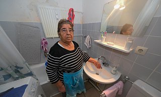 Die 82-jährige Sehriban Ingin klagt seit Ende November über „kaltes Wasser in der Wohnung" am Oberlohmannshof. Grund ist eine defekte Warmwasser-Anlage. Der Haus-Verwalter empfiehlt, das Wasser solange per Herd oder Wasserkocher zu erwärmen.  - Andreas Zobe