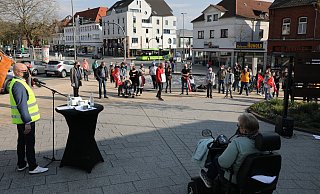 Mit Abstand versammelten sich am Leonardo-Brunnen auf Einladung von Wilk Spieker (l.) und verschiedenen Gruppen rund 100 bis 110 Menschen. - Simone Flörke
