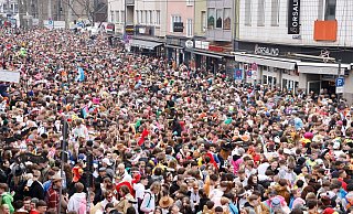 Menschenmassen auf der Zülpicher Straße. - Thomas Banneyer/dpa