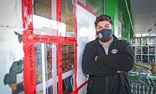 Delil Polat vor seinem Supermarkt in der Dürerstraße. - Sarah Jonek