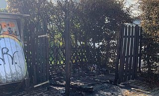 Der Holzverschlag neben der Garage wurde durch den Brand zerstört.  - Privat