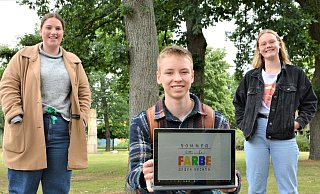 Jennifer Kleinemas, Vorsitzende des Jugendparlamentes SHS (17, l.), ihre Stellvertreterin Franka Fockel (17) und Frederick Engelns-Runte (16) berichten im Bürgerpark über die geplante Sommeraktion. - Karin Prignitz