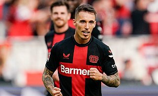 Leverkusens Alejandro Grimaldo hatte nach dem Eigentor von Sepp van den Berg das 2:0 nachgelegt. - Uwe Anspach/dpa