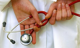 Laut Kassenärztlicher Vereinigung ist Steinhagen noch ausreichend mit Hausärzten versorgt. Doch viele Patientinnen und Patienten nehmen die Situation ganz anders wahr. - dpa