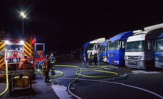 Das Feuer auf einem Parkplatz an der Wilhelm-Bertelsmann-Straße drohte auf insgesamt neun Lastwagen überzuspringen. - Christian Mathiesen
