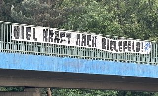 In schwarz-blauen Lettern: Die Paderborner Ultras senden ‚Viel Kraft nach Bielefeld!‘. - Christian Geisler