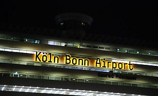 Am Flughafen Köln/Bonn ist ein Mann festgenommen worden, dem vorgeworfen wird, die Terrormiliz IS unterstützt zu haben. - Sascha Thelen/dpa