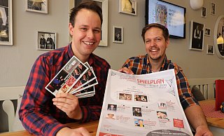 Fürs erste Halbjahr 2020: Stefan Marx (l.) und Simon Hillebrand stellen in ihrem Café und Zimmertheater den Spielplan vor. - Simone Flörke