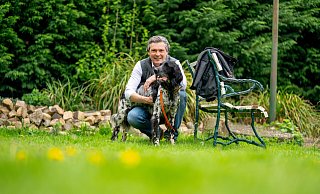 Matthias Ciesler tritt für die CDU Bünde im September als Bürgermeisterkandidat an. Hier ist er mit seinem Hund "Eddie" zu sehen. - Paul Schneider