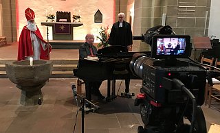 Ein Filmteam der Lübbecker Agentur "TwoTypes" produziert ein Video für den Nikolaustag. Die Akteure sind Kantor Heinz-Hermann Grube, Pfarrer Eberhard Helling und der Nikolaus. - Lübbecke Marketing