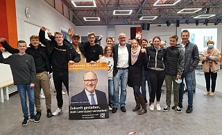 Gemeinsam mit seiner Familie und seinem Wahlkampfteam freut sich Johannes Schlütz in der Nieheimer Grundschulaula über den Gewinn der Stichwahl. - Madita Schellenberg