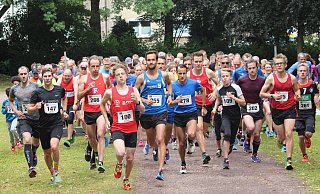 Schon beim Start vorne: Der spätere 5-km-Sieger Florian Bochert (Nr. 100) und Adam Janicki (278), dazwischen Marius Güths. - Claus-Werner Kreft