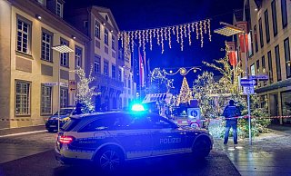Polizeibeamte sichern den Weihnachtsmarkt ab. - Kohls/SDMG/dpa