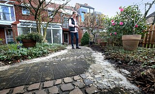 Der Speis liegt bis in die Beete von Irmgard Bertz verteilt und sagt viel aus über die Arbeit des Unternehmens. - Andreas Frücht