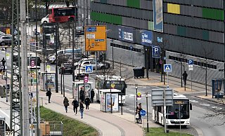 Wo bis gestern der Schienenersatzverkehr der Bahn hielt, soll hinter dem Bahnhof der neue Fernbusbahnhof entstehen. - Dennis Angenendt