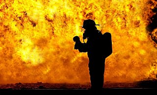 Manchmal reicht schon ein kleiner Funken, um einen großen Brand auszulösen. Besonders zum Jahresende sind Kerzen und Co. beliebt. - Pixabay/Symbolbild