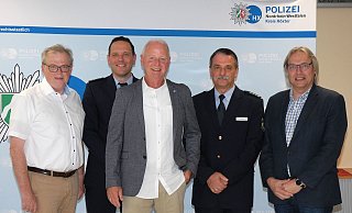 Verabschiedung Nummer 1: Kreisdirektor Klaus Schumacher (v. l.), Polizeioberrat Jan Peter Klug, Polizeihauptkommissar Hans-Ulrich Nübel, Erster Polizeihauptkommissar Hubertus Albers und der Personalratsvorsitzende Udo Ernst. - Polizei Höxter