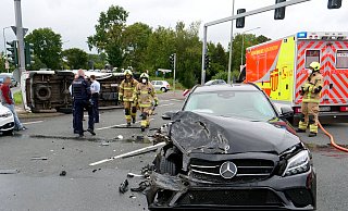 Im Kreuzungsbereich Salzkottener Straße und Heinz-Nixdorf-Ring kollidieren ein Mercedes Kombi und ein Sprinter. Alle drei Insassen werden verletzt. - Ralph Meyer Im Kreuzungsbereich Salzkottener Straße und Heinz-Nixdorf-Ring kollidieren ein Mercedes Kombi und ein Sprinter. Alle drei Insassen werden verletzt. - Ralph Meyer