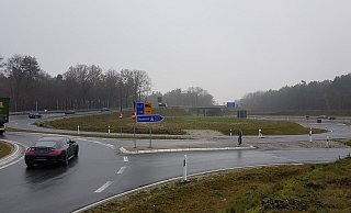 Wer am Ende der Alleestraße in falscher Richtung auf die A 33 auffährt, muss einige Schilder ignorieren. - Uwe Pollmeier