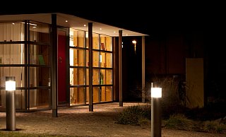 Sind der Eingangsbereich und die Wege auf dem Grundstück gut beleuchtet, können Bewohner und Gäste auch in der Dunkelheit sicher zum Haus gelangen. - Kai Remmers/dpa Themendienst/dpa-tmn