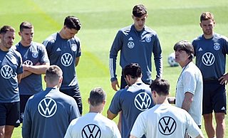 Bundestrainer Joachim Löw (2.v.r) wird wohl nichts radikal ändern. - Foto: Federico Gambarini/dpa