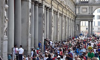 Touristen über Touristen. Florenz will Kurzzeit-Vermietungen im historischen Zentrum verbieten. (Foto: Archiv) - picture alliance / Maurizio Degl\\\'innocenti/ANSA/AP/dpa