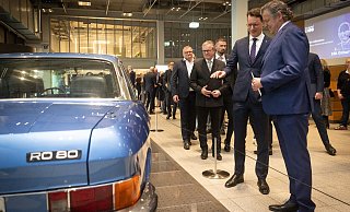 Zum 100. Geburtstag des Computerpioniers Heinz Nixdorf stattet NRW-Ministerpräsident Hendrik Wüst (2.v.r.) dem HNF in Paderborn einen Besuch ab. - Mike-Dennis Müller