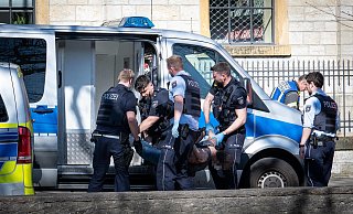 Messerattacke auf der Heeper Straße in Bielefeld: Zwei Männer sind schwer verletzt worden. Hier wird der mutmaßliche Täter überwältigt. - Barbara Franke